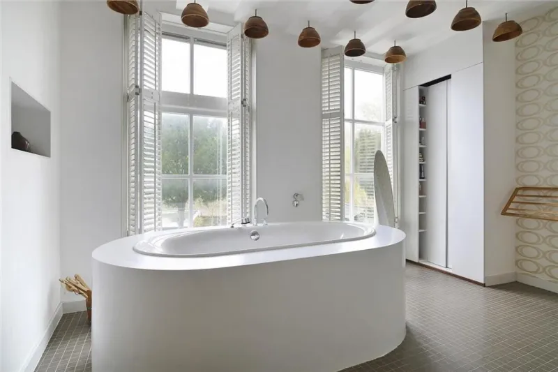 Moderne badkamer aangelegd door Verburg Loodgieter