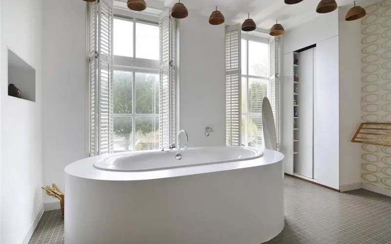 Moderne badkamer aangelegd door Verburg Loodgieter